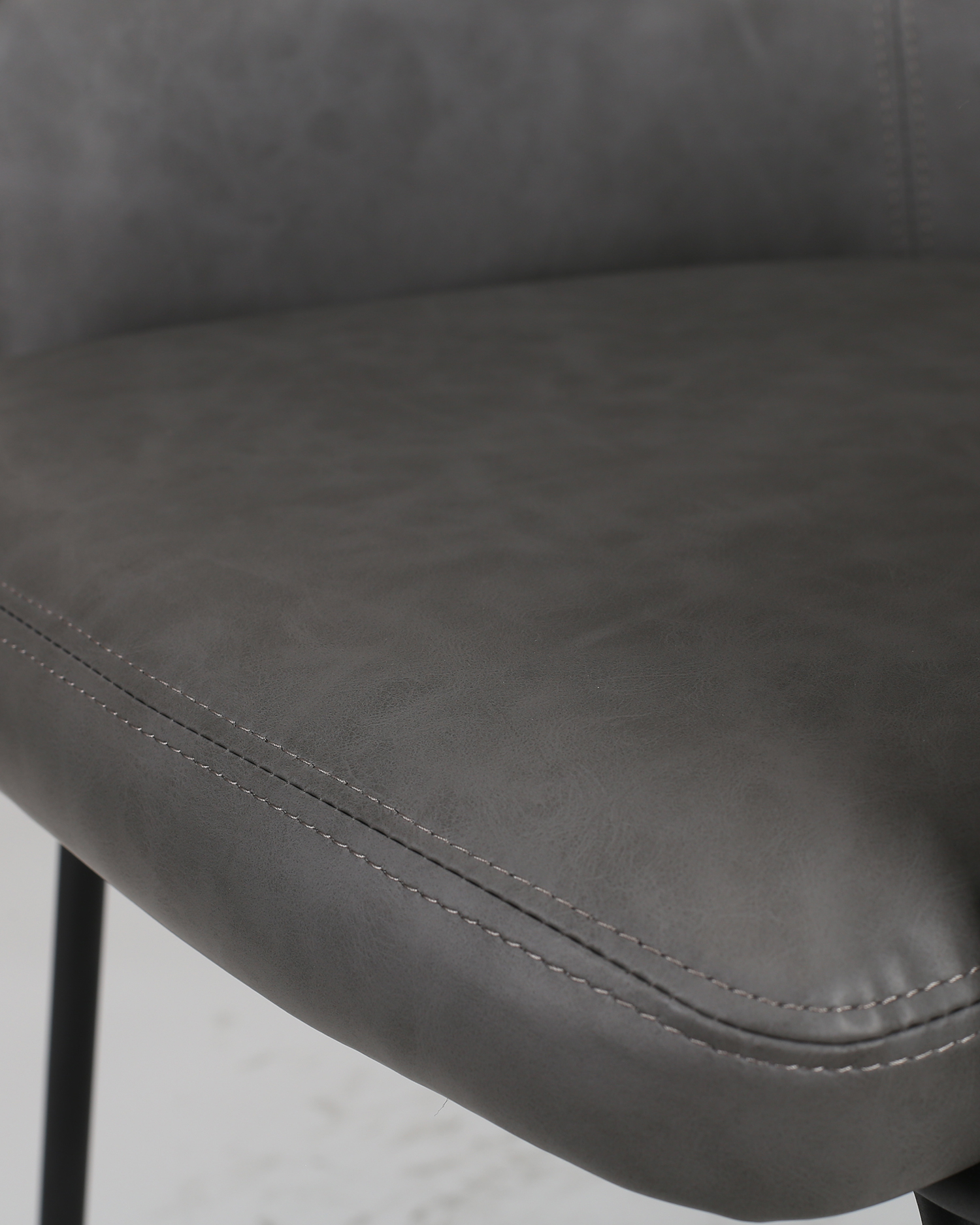 Kollu deri yemek sandalyesi Kollu deri yemek sandalyesi