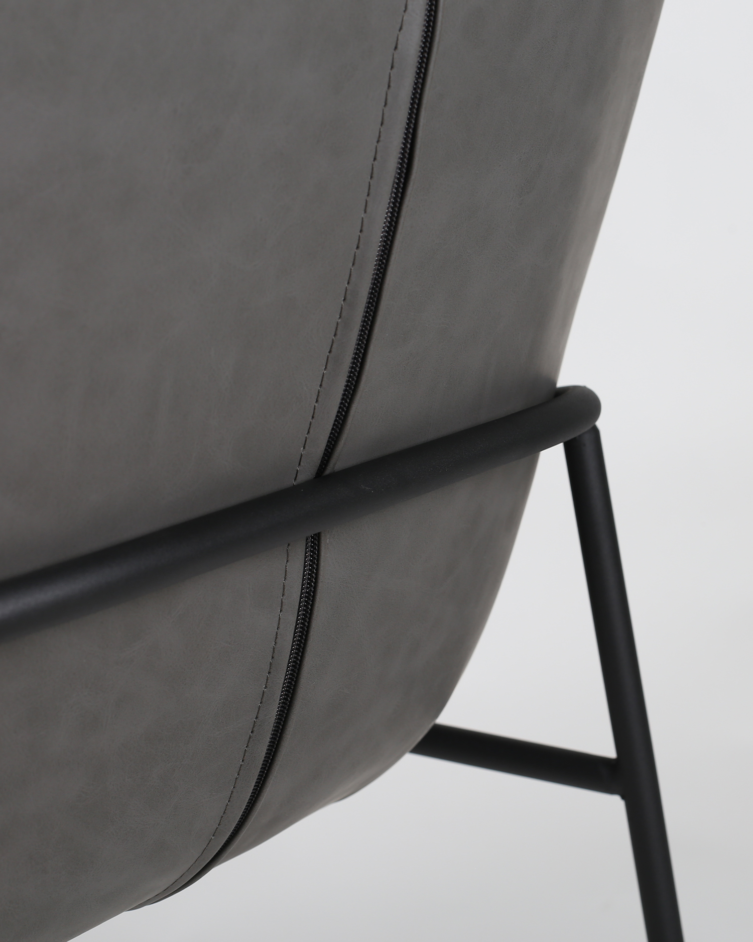 Kollu deri yemek sandalyesi Kollu deri yemek sandalyesi