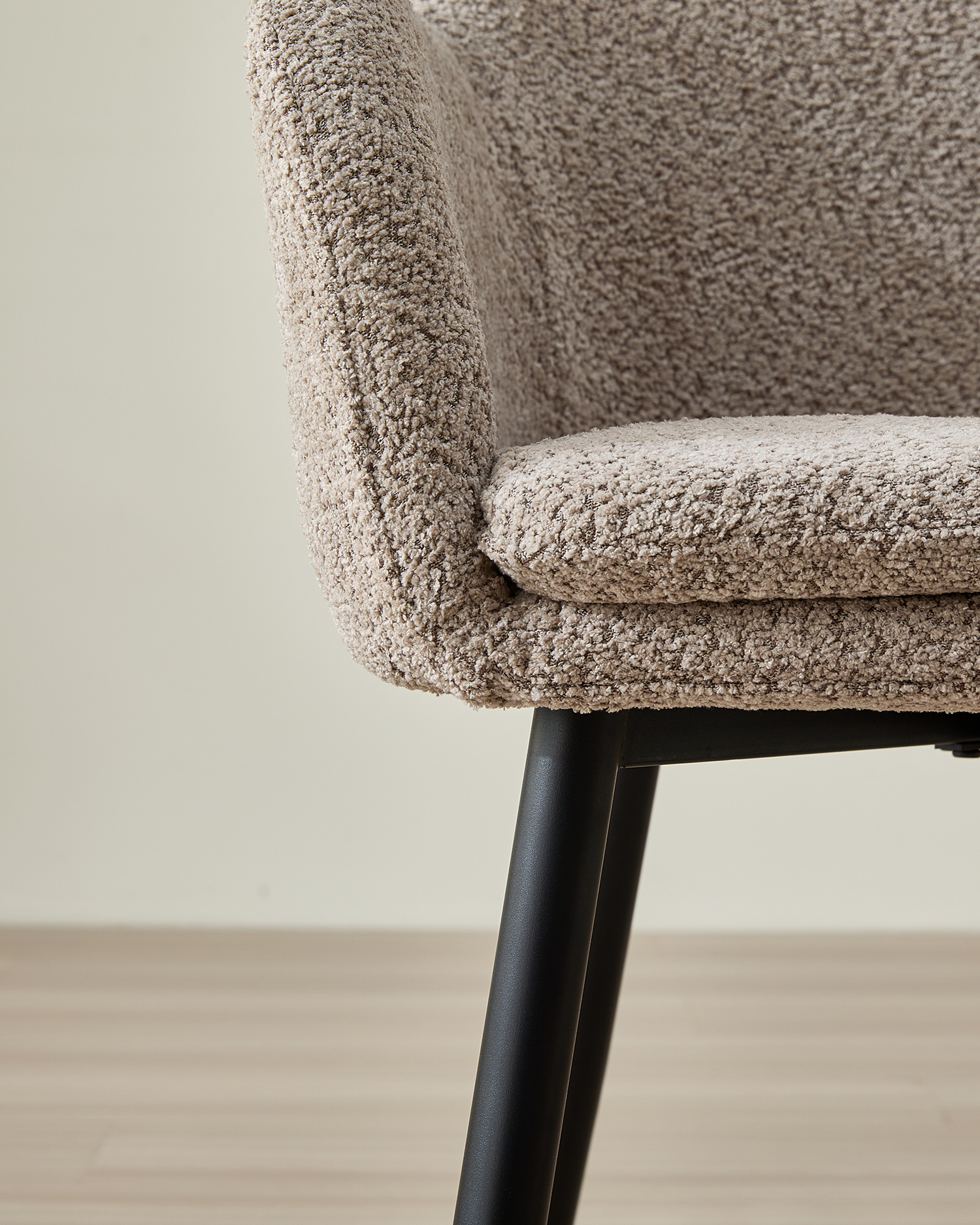 Yumuşak döşemeli yemek sandalyesi Yumuşak döşemeli yemek sandalyesi